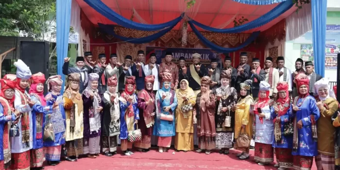 ketua-dprd-payakumbuh-buka-mambangkik-tradisi-adat-di-nagori-koto-nan-gadang