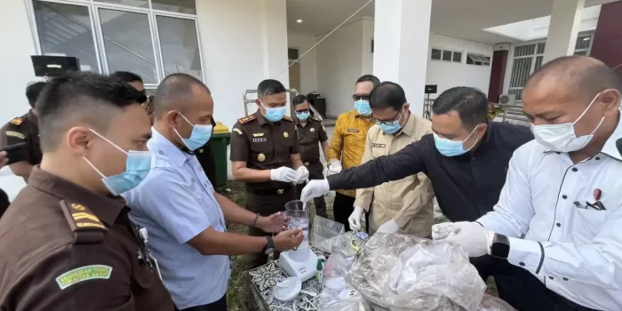 kejaksaan-negeri-payakumbuh-musnahkan-barang-bukti-dari-puluhan-perkara-yang-telah-inkrah