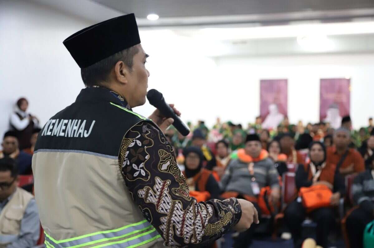 Di Sumatera Barat, sebanyak 393 jemaah umrah diberangkatkan menuju Madinah melalui Bandara Internasional Minangkabau (BIM), Selasa (16/6/2026) dini hari dengan maskapai Garuda Indonesia. Mereka menjadi rombongan umrah perdana yang berangkat dari Padang. Di Sumatera Barat, sebanyak 393 jemaah umrah diberangkatkan menuju Madinah melalui Bandara Internasional Minangkabau (BIM), Selasa (16/6/2026) dini hari dengan maskapai Garuda Indonesia. Mereka menjadi rombongan umrah perdana yang berangkat dari Padang.