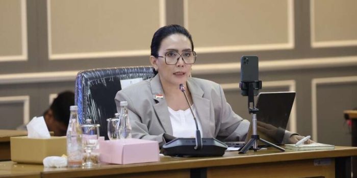 Anggota Komisi XIII DPR RI Rieke Diah Pitaloka, dalam agenda Rapat Dengar Pendapat (RDP) bersama Komnas HAM dan RDPU dengan Pergerakan Dokter Muda Indonesia (PDMI) di Kompleks Parlemen, Senayan, Jakarta, Kamis (18/06/2026). Foto: Aaron/Karisma