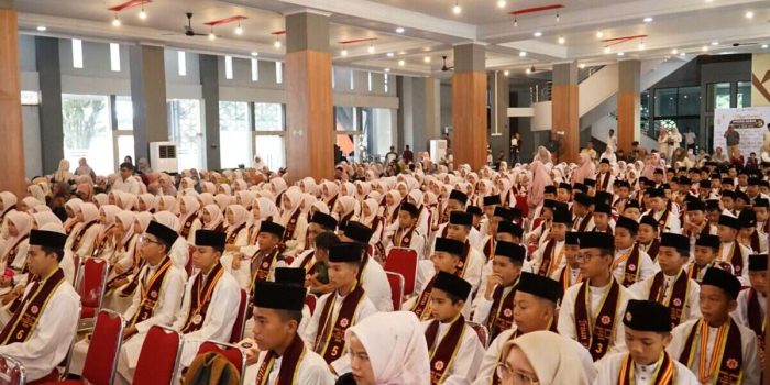 Sebanyak 333 anak muda di Kota Padang resmi menyandang gelar wisudawan penghafal Al-Qur'an pada Minggu (21/6/2026).