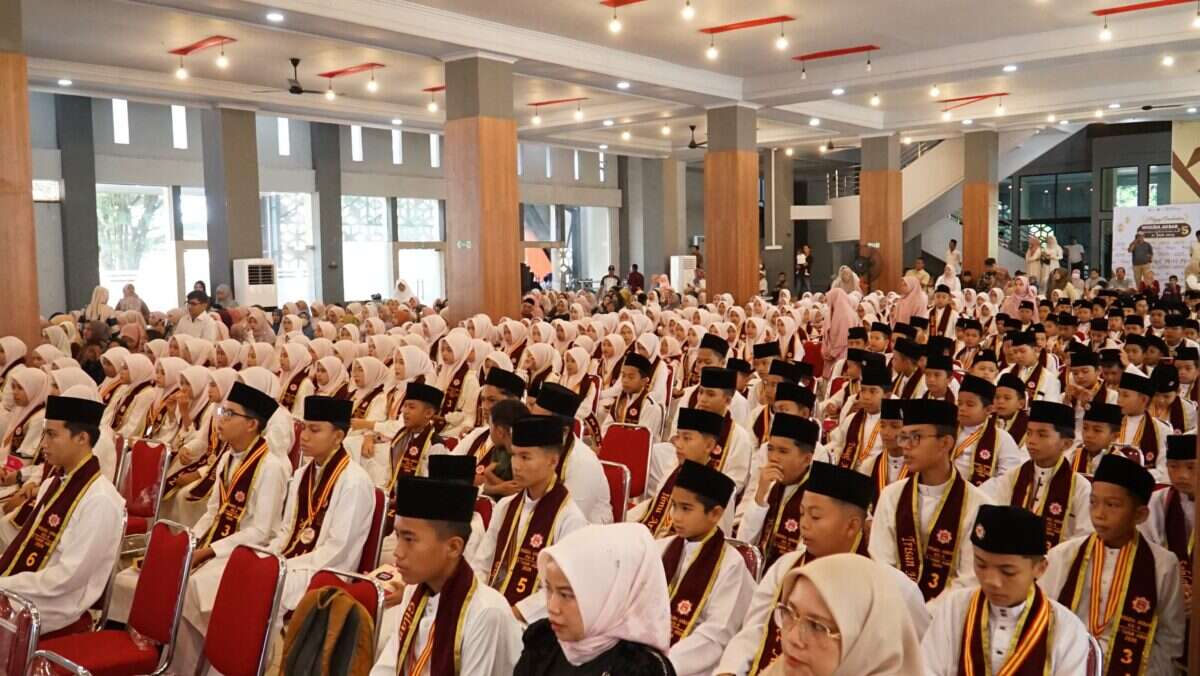 Sebanyak 333 anak muda di Kota Padang resmi menyandang gelar wisudawan penghafal Al-Qur'an pada Minggu (21/6/2026). Sebanyak 333 anak muda di Kota Padang resmi menyandang gelar wisudawan penghafal Al-Qur'an pada Minggu (21/6/2026).