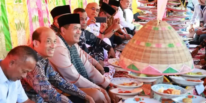 pererat-kebersamaan-warga,-pemko-pariaman-gelar-tradisi-makan-bajamb