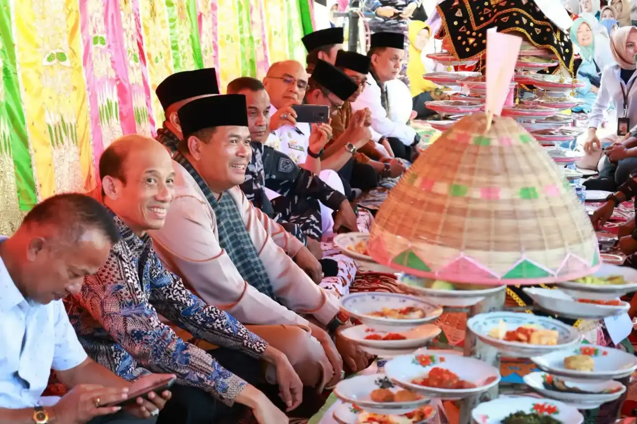 pererat-kebersamaan-warga,-pemko-pariaman-gelar-tradisi-makan-bajamb pererat-kebersamaan-warga,-pemko-pariaman-gelar-tradisi-makan-bajamb