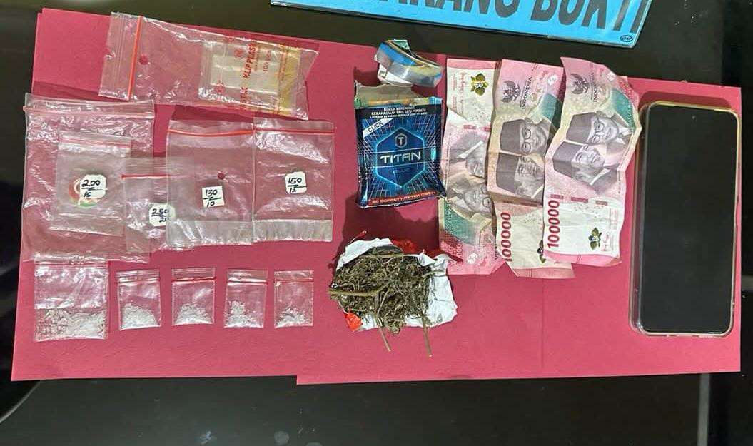 sopir-dan-pedagang-jual-narkoba,-berhasil-dibekuk-satresnakorba-polres-pessel sopir-dan-pedagang-jual-narkoba,-berhasil-dibekuk-satresnakorba-polres-pessel