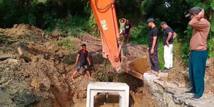 pulihkan-akses-warga,-pemkab-dharmasraya-perbaiki-gorong-gorong-jalan-nagari-simalidu