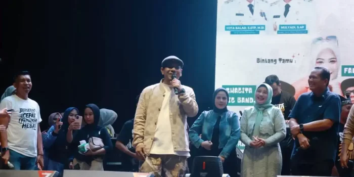 fauzana-dan-ajo-buset-hipnotis-ribuan-warga-di-hut-ke-24-pariaman