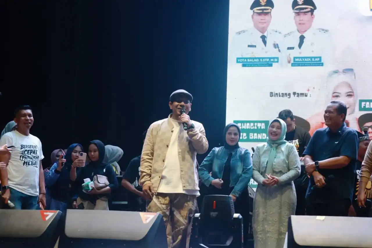 fauzana-dan-ajo-buset-hipnotis-ribuan-warga-di-hut-ke-24-pariaman fauzana-dan-ajo-buset-hipnotis-ribuan-warga-di-hut-ke-24-pariaman