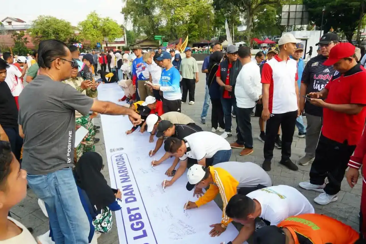 pemkab-tanah-datar-deklarasi-tolak-lgbt-dan-narkoba pemkab-tanah-datar-deklarasi-tolak-lgbt-dan-narkoba