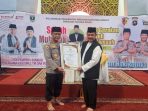 apresiasi-gerakan-subuh-berjamaah-dan-zero-tawuran,-lkaam-sumbar-beri-komjen-gatot-tri-suryanta-piagam-penghargaan