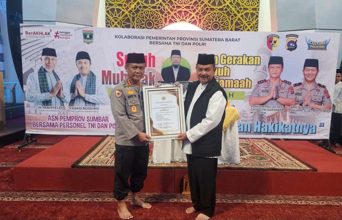 apresiasi-gerakan-subuh-berjamaah-dan-zero-tawuran,-lkaam-sumbar-beri-komjen-gatot-tri-suryanta-piagam-penghargaan apresiasi-gerakan-subuh-berjamaah-dan-zero-tawuran,-lkaam-sumbar-beri-komjen-gatot-tri-suryanta-piagam-penghargaan