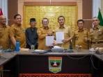 pemkab-tanah-datar-dan-solok-serahkan-sengketa-tapal-batas-ke-mendagri