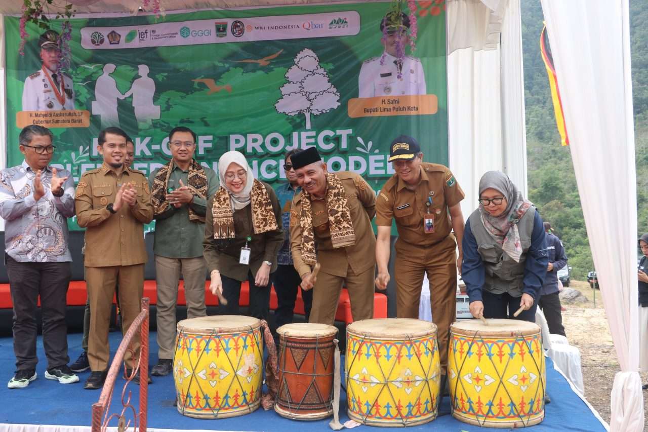 bupati-safni-sikumbang-kick-off-proyek-blended-finance-model-untuk-kemandirian-perhutanan-sosial