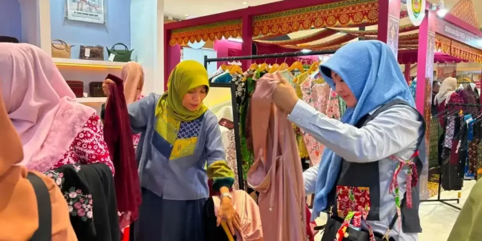 produk-umkm-padang-panjang-diserbu-pengunjung-di-pameran-hut-dekranas-makassar