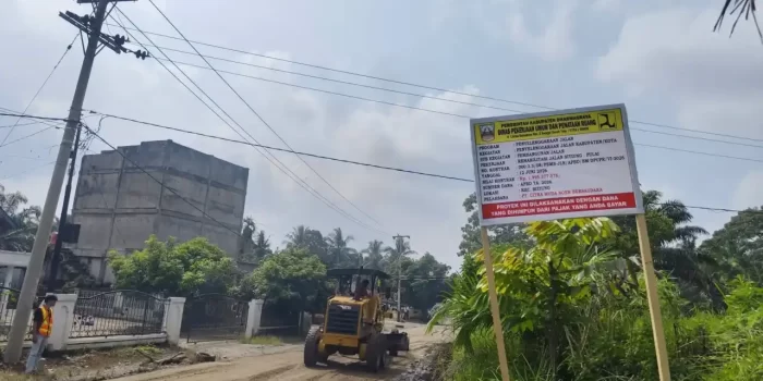 tingkatkan-mobilitas-ekonomi,-dinas-pupr-dharmasraya-rehabilitasi-ruas-jalan-sitiung