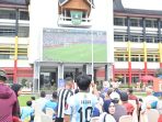 ribuan-warga-padati-nobar-piala-dunia-di-kantor-gubernur,-mahyeldi-pastikan-nobar-berlanjut-hingga-final ribuan-warga-padati-nobar-piala-dunia-di-kantor-gubernur,-mahyeldi-pastikan-nobar-berlanjut-hingga-final