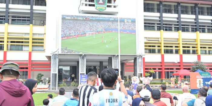ribuan-warga-padati-nobar-piala-dunia-di-kantor-gubernur,-mahyeldi-pastikan-nobar-berlanjut-hingga-final