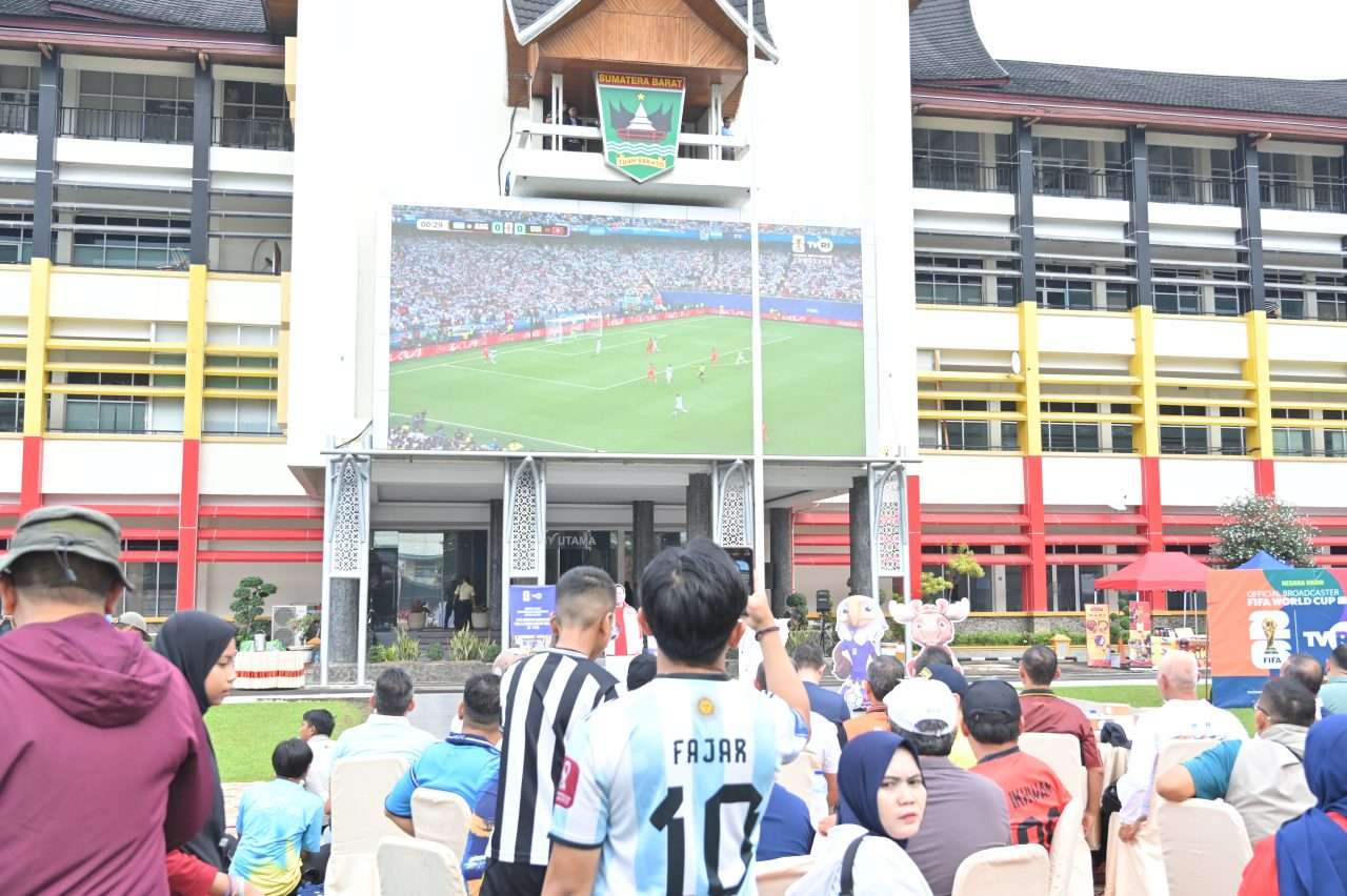ribuan-warga-padati-nobar-piala-dunia-di-kantor-gubernur,-mahyeldi-pastikan-nobar-berlanjut-hingga-final ribuan-warga-padati-nobar-piala-dunia-di-kantor-gubernur,-mahyeldi-pastikan-nobar-berlanjut-hingga-final