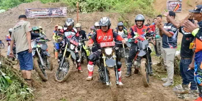 promosikan-potensi-wisata,-pemkab-agam-gelar-event-trabas-gunung-silayang