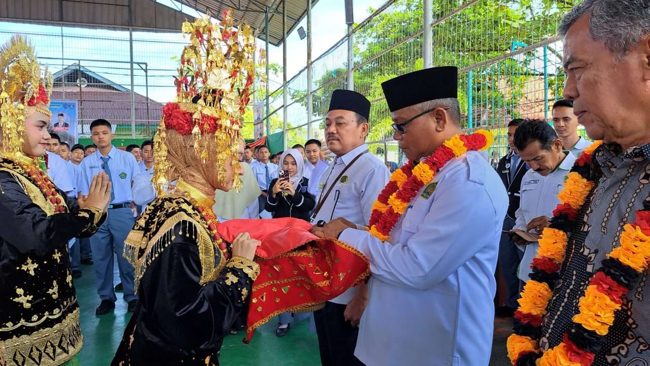 yasril-buka-matamuda-man-2-padang,-minta-siswa-percaya-diri yasril-buka-matamuda-man-2-padang,-minta-siswa-percaya-diri