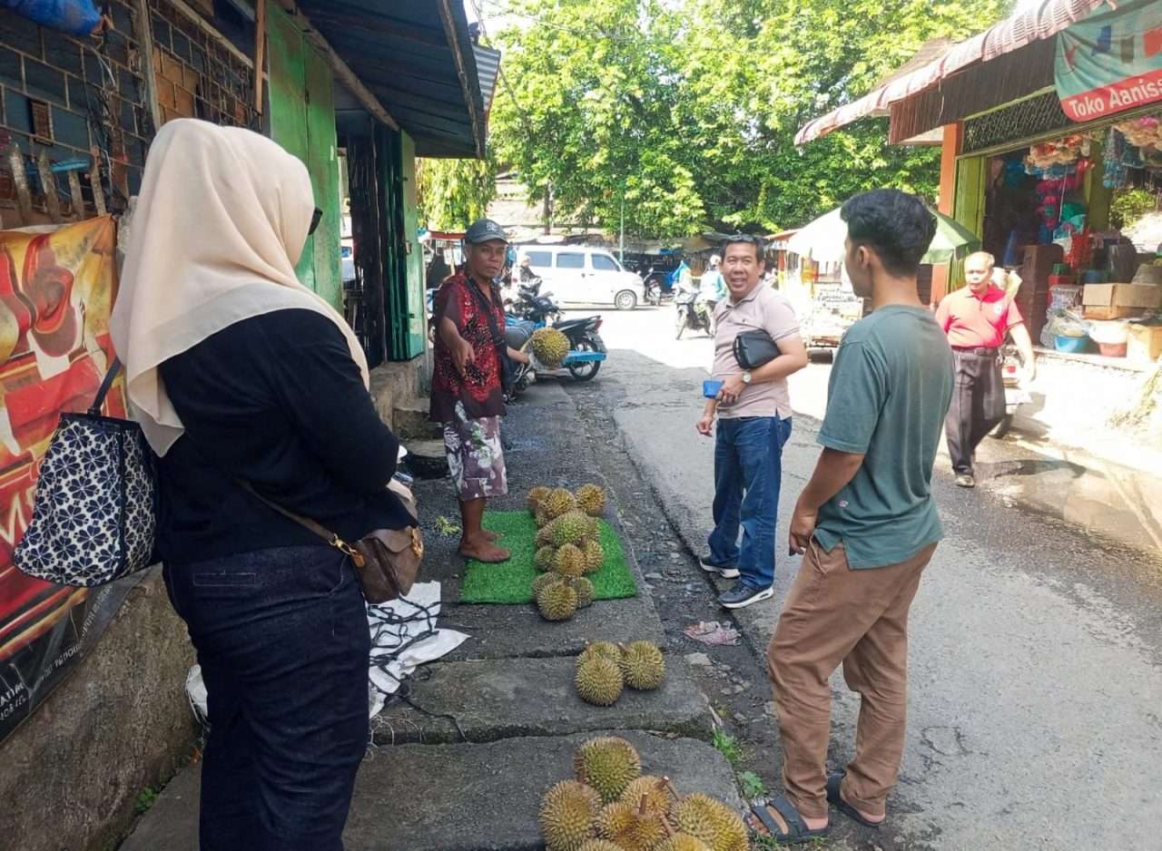 sekjen-dpp-pkps-ke-pasar-raya-padang,-cicipi-durian-langsung-di-lapak sekjen-dpp-pkps-ke-pasar-raya-padang,-cicipi-durian-langsung-di-lapak