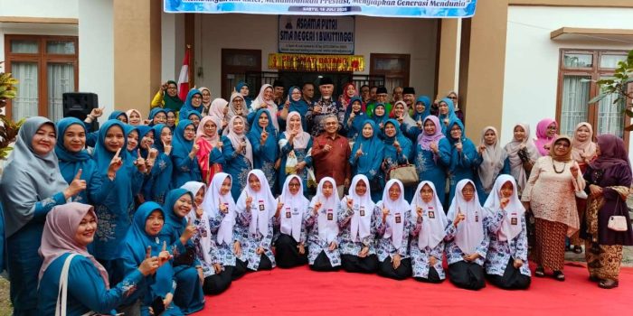 resmikan-asrama-putri-sman-1-bukittinggi,-mahyeldi-perkuat-pendidikan-karakter-menuju-indonesia-emas-2045