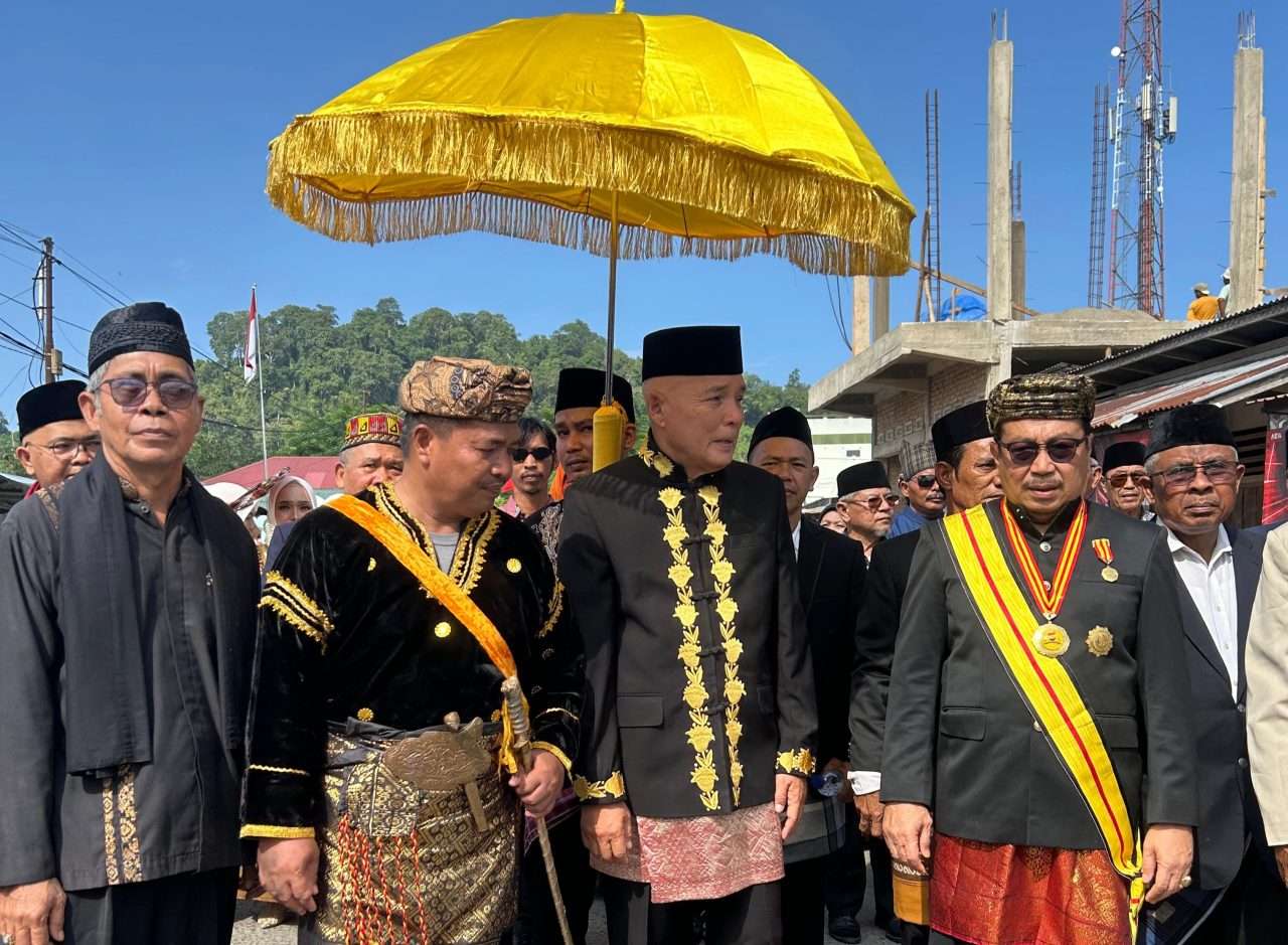 rajo-adat-aia-bangih-dinobatkan,-pemprov-sumbar-dorong-peran-niniak-mamak-bentengi-generasi-muda-dari-pengaruh-negatif rajo-adat-aia-bangih-dinobatkan,-pemprov-sumbar-dorong-peran-niniak-mamak-bentengi-generasi-muda-dari-pengaruh-negatif