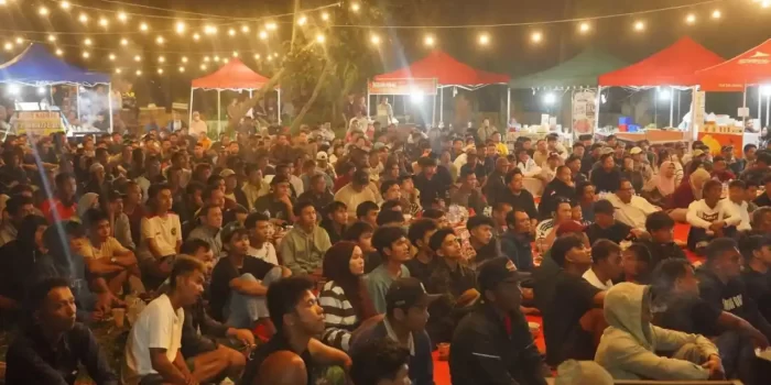 bupati-dharmasraya-nobar-final-piala-dunia-bersama-warga-dan-pelaku-umkm
