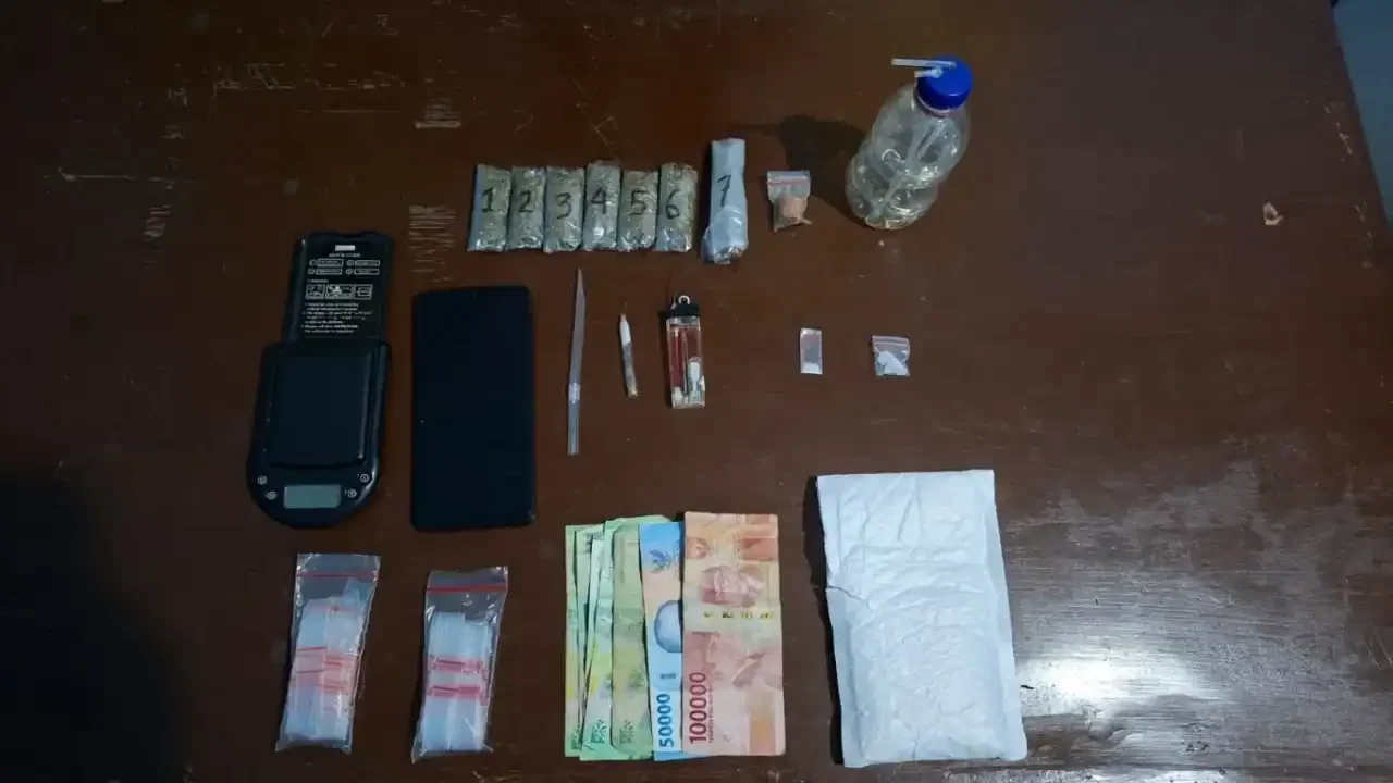 satresnarkoba-polres-pasaman-tangkap-dua-pengedar-sabu-dan-ganja satresnarkoba-polres-pasaman-tangkap-dua-pengedar-sabu-dan-ganja