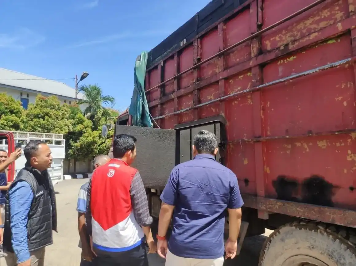 polda-sumbar-sidak-spbu,-amankan-truk-modifikasi-penyalahguna-bbm-bersubsidi polda-sumbar-sidak-spbu,-amankan-truk-modifikasi-penyalahguna-bbm-bersubsidi