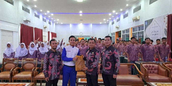 70-siswa-man-2-padang-ikuti-pelatihan-safety-riding-dari-honda-menara-agung
