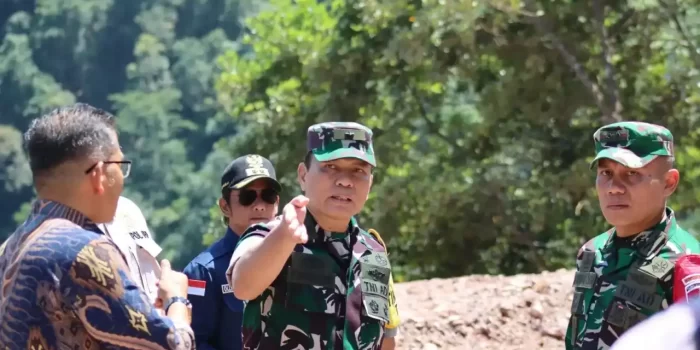 dorong-peningkatan-kualitas-jalan,-tim-wasev-mabes-tni-ad-tinjau-tmmd-ke-129-di-buluh-kasok