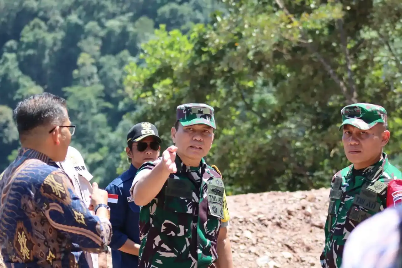 dorong-peningkatan-kualitas-jalan,-tim-wasev-mabes-tni-ad-tinjau-tmmd-ke-129-di-buluh-kasok dorong-peningkatan-kualitas-jalan,-tim-wasev-mabes-tni-ad-tinjau-tmmd-ke-129-di-buluh-kasok