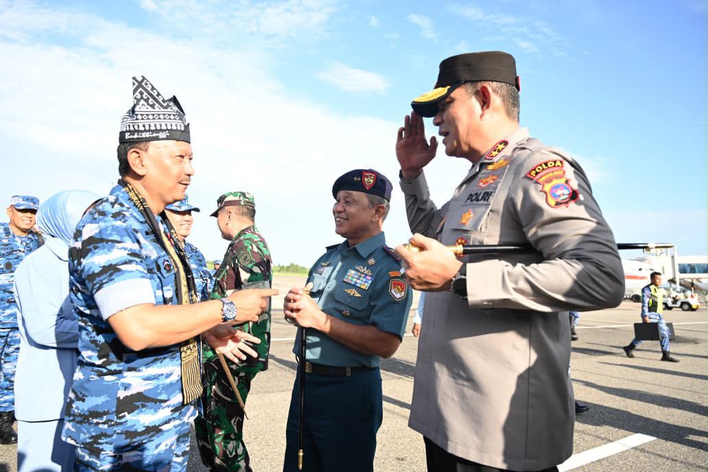 kapolda-sumbar-hadiri-hari-bakti-tni-angkatan-udara-ke-79,-perkuat-sinergitas-lintas-instansi kapolda-sumbar-hadiri-hari-bakti-tni-angkatan-udara-ke-79,-perkuat-sinergitas-lintas-instansi