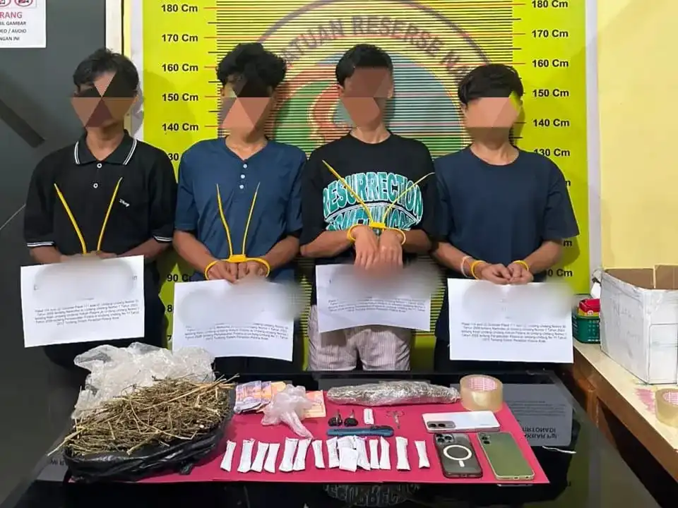 satresnarkoba-polres-pessel-bongkar-jaringan-peredaran-ganja-libatkan-empat-remaja satresnarkoba-polres-pessel-bongkar-jaringan-peredaran-ganja-libatkan-empat-remaja