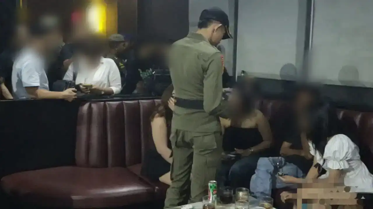 satpol-pp-padang-amankan-sembilan-pengunjung-hiburan-malam-tanpa-ktp satpol-pp-padang-amankan-sembilan-pengunjung-hiburan-malam-tanpa-ktp
