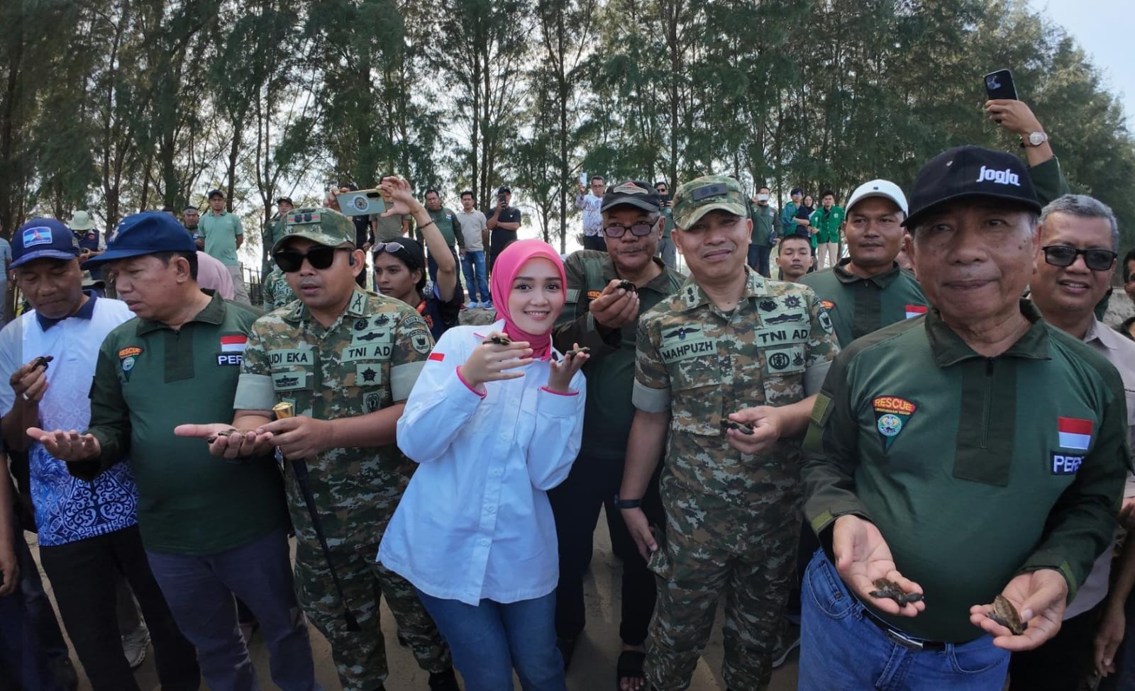 cerint-iralloza-tasya-hadiri-peringatan-hari-mangrove-sedunia-di-ampiang-parak,ajak-semua-pihak-perkuat-pelestarian-pesisir cerint-iralloza-tasya-hadiri-peringatan-hari-mangrove-sedunia-di-ampiang-parak,ajak-semua-pihak-perkuat-pelestarian-pesisir