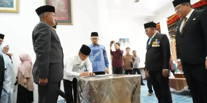 bupati-eka-putra-lantik-13-pejabat-baru-untuk-perkuat-birokrasi-tanah-datar