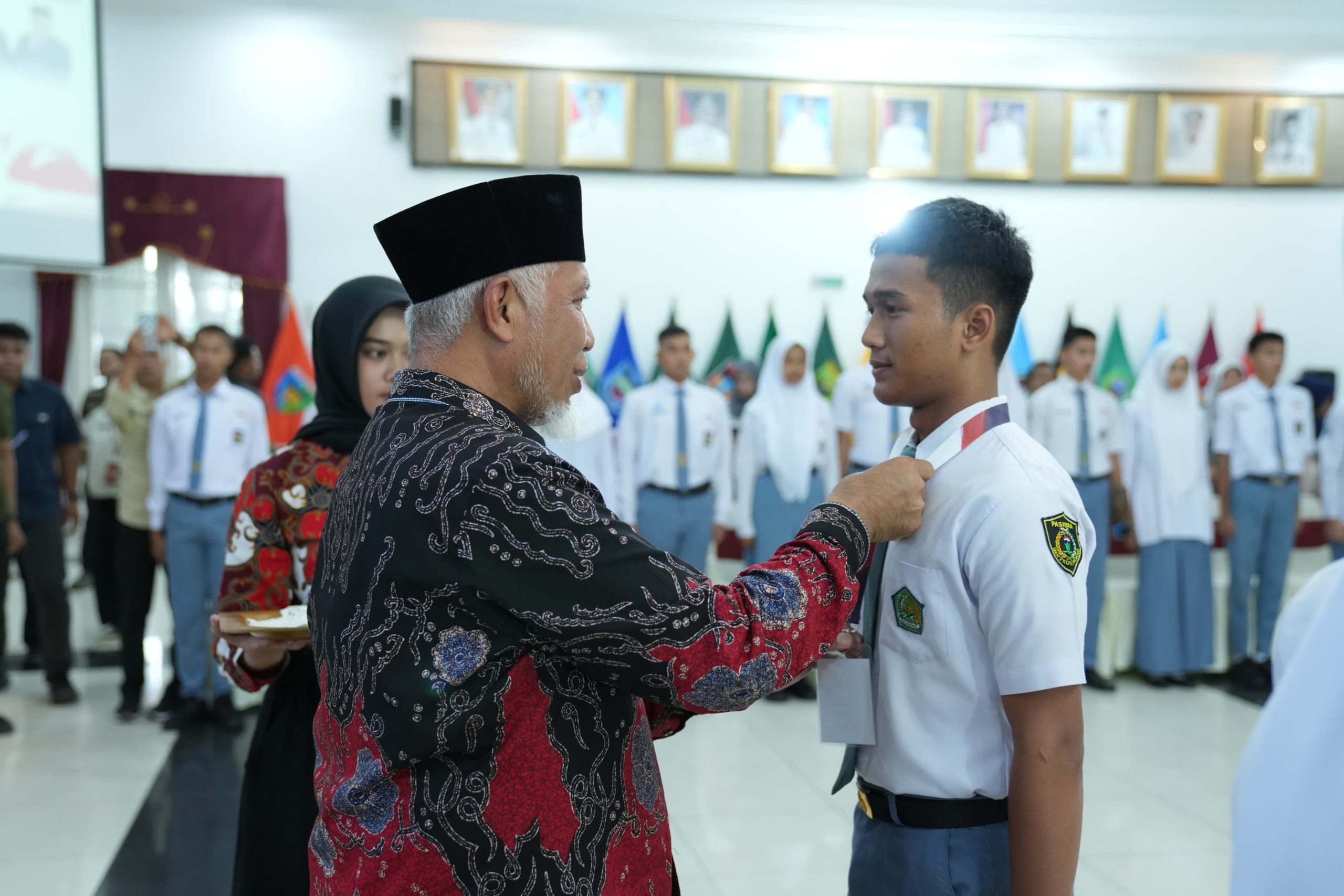 gubernur-mahyeldi:-paskibraka-bukan-sekadar-pengibar-bendera,-tetapi-wadah-pembentukan-karakter-calon-pemimpin-bangsa gubernur-mahyeldi:-paskibraka-bukan-sekadar-pengibar-bendera,-tetapi-wadah-pembentukan-karakter-calon-pemimpin-bangsa