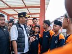 tinjau-hari-pertama-sekolah-rakyat,-wagub-vasko-terharu-dengar-pengakuan-siswa-sekolah-rakyat:-ada-komputer-dan-kamarnya-lebih-bagus-dari-rumah tinjau-hari-pertama-sekolah-rakyat,-wagub-vasko-terharu-dengar-pengakuan-siswa-sekolah-rakyat:-ada-komputer-dan-kamarnya-lebih-bagus-dari-rumah