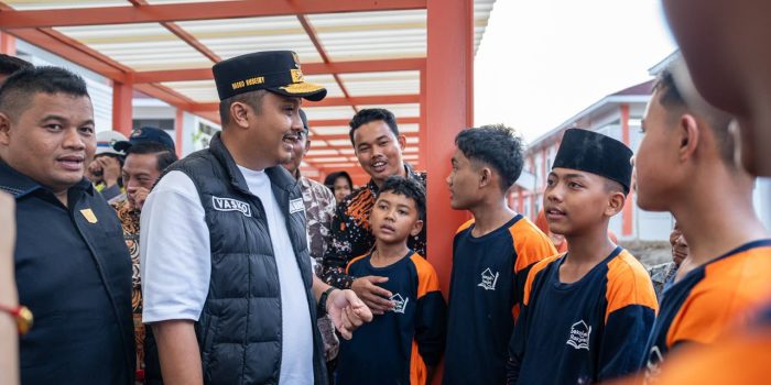 tinjau-hari-pertama-sekolah-rakyat,-wagub-vasko-terharu-dengar-pengakuan-siswa-sekolah-rakyat:-ada-komputer-dan-kamarnya-lebih-bagus-dari-rumah