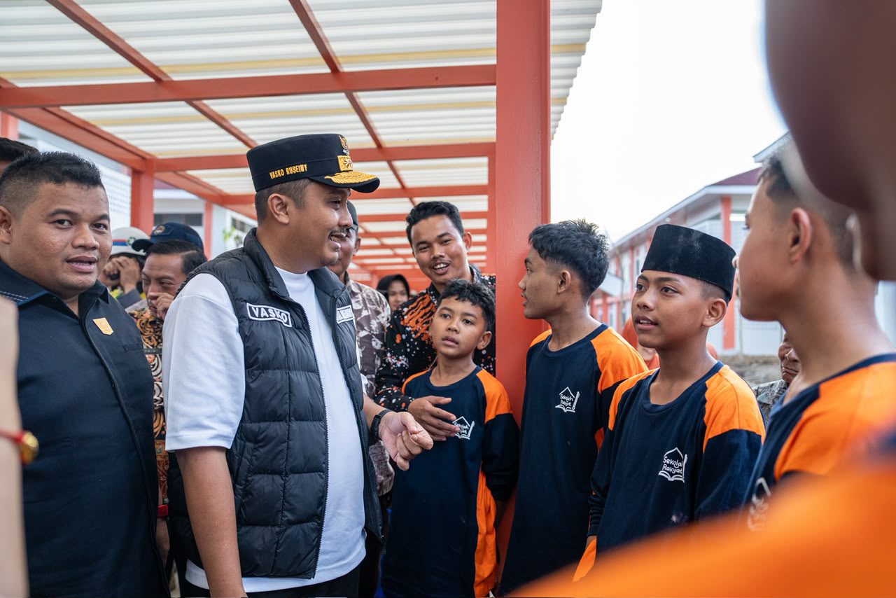 tinjau-hari-pertama-sekolah-rakyat,-wagub-vasko-terharu-dengar-pengakuan-siswa-sekolah-rakyat:-ada-komputer-dan-kamarnya-lebih-bagus-dari-rumah tinjau-hari-pertama-sekolah-rakyat,-wagub-vasko-terharu-dengar-pengakuan-siswa-sekolah-rakyat:-ada-komputer-dan-kamarnya-lebih-bagus-dari-rumah