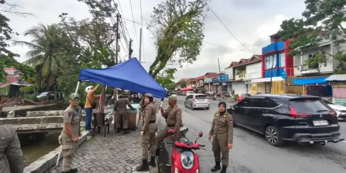 tegakkan-perda,-satpol-pp-padang-bongkar-lapak-pkl-di-kawasan-alai