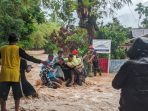 banjir-landa-kota-padang,-camat-rozaldi-rosman-imbau-warga-tinggalkan-bantaran-sungai banjir-landa-kota-padang,-camat-rozaldi-rosman-imbau-warga-tinggalkan-bantaran-sungai