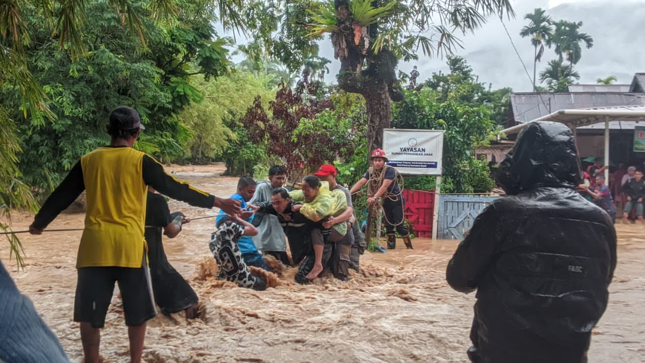 banjir-landa-kota-padang,-camat-rozaldi-rosman-imbau-warga-tinggalkan-bantaran-sungai banjir-landa-kota-padang,-camat-rozaldi-rosman-imbau-warga-tinggalkan-bantaran-sungai