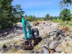 pasca-ditinjau-gubernur,-tiga-alat-berat-mulai-normalisasi-sungai-di-lokasi-banjir-kuranji