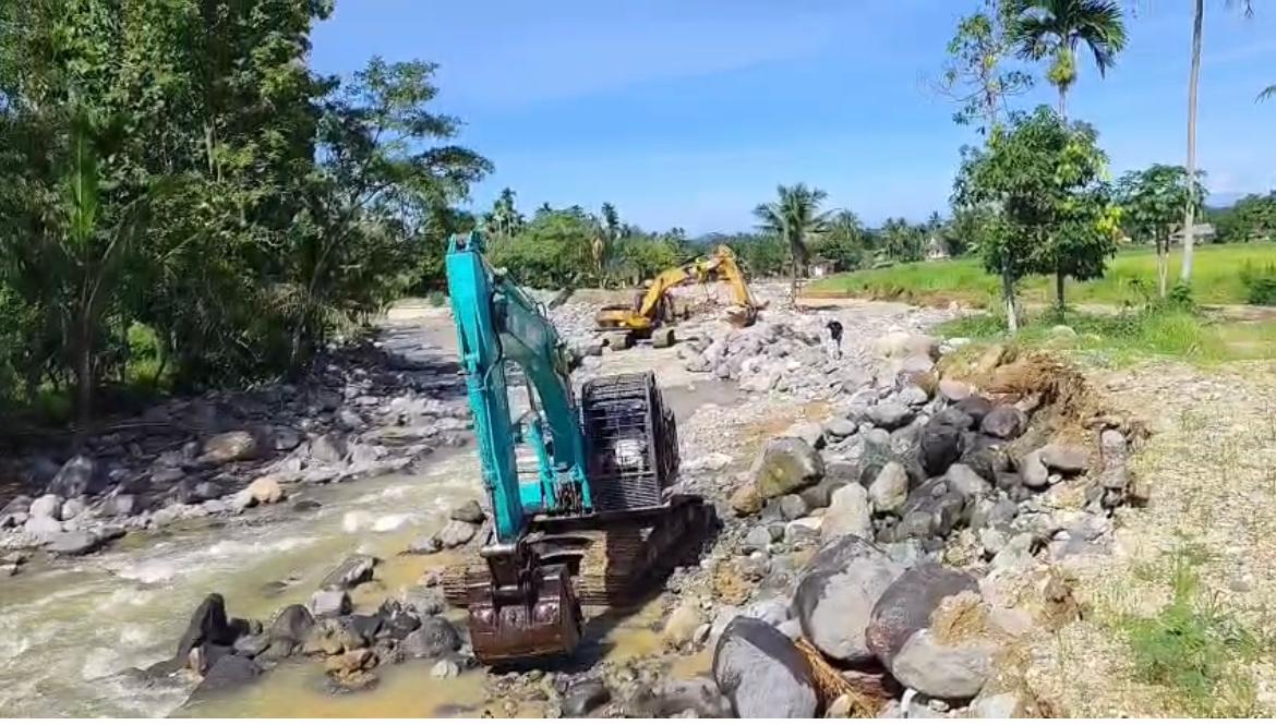pasca-ditinjau-gubernur,-tiga-alat-berat-mulai-normalisasi-sungai-di-lokasi-banjir-kuranji pasca-ditinjau-gubernur,-tiga-alat-berat-mulai-normalisasi-sungai-di-lokasi-banjir-kuranji