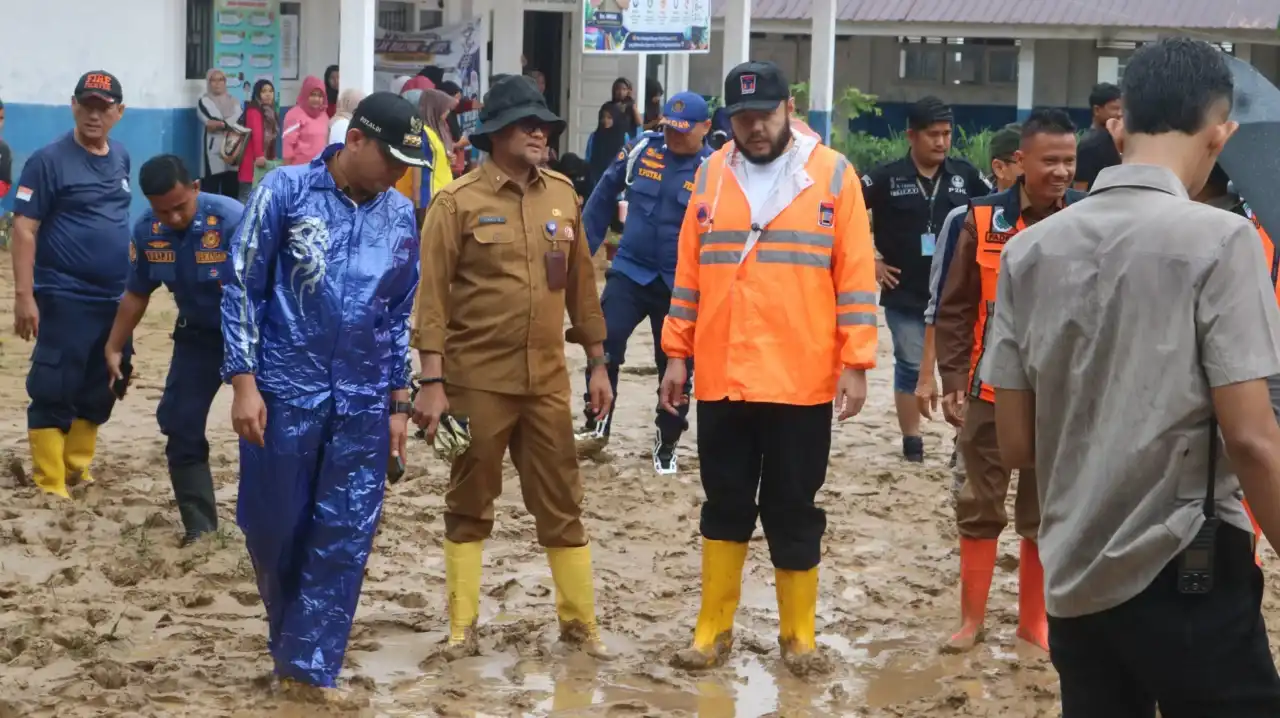 tinjau-smpn-41,-wali-kota-padang-pastikan-pemulihan-sekolah-terdampak-banjir-dikebut tinjau-smpn-41,-wali-kota-padang-pastikan-pemulihan-sekolah-terdampak-banjir-dikebut