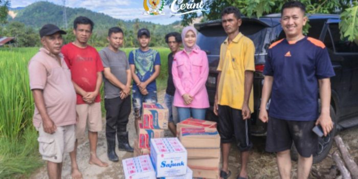peduli-korban-banjir-padang,-anggota-dpd-ri-cerint-iralloza-tasya-turun-langsung-salurkan-bantuan-logistik