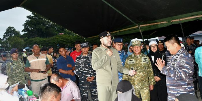 fadly-amran-perkuat-sinergi-dengan-kodaeral-ii,-bakti-sosial-hjk-padang-bagikan-sembako-dan-layani-kesehatan-gratis